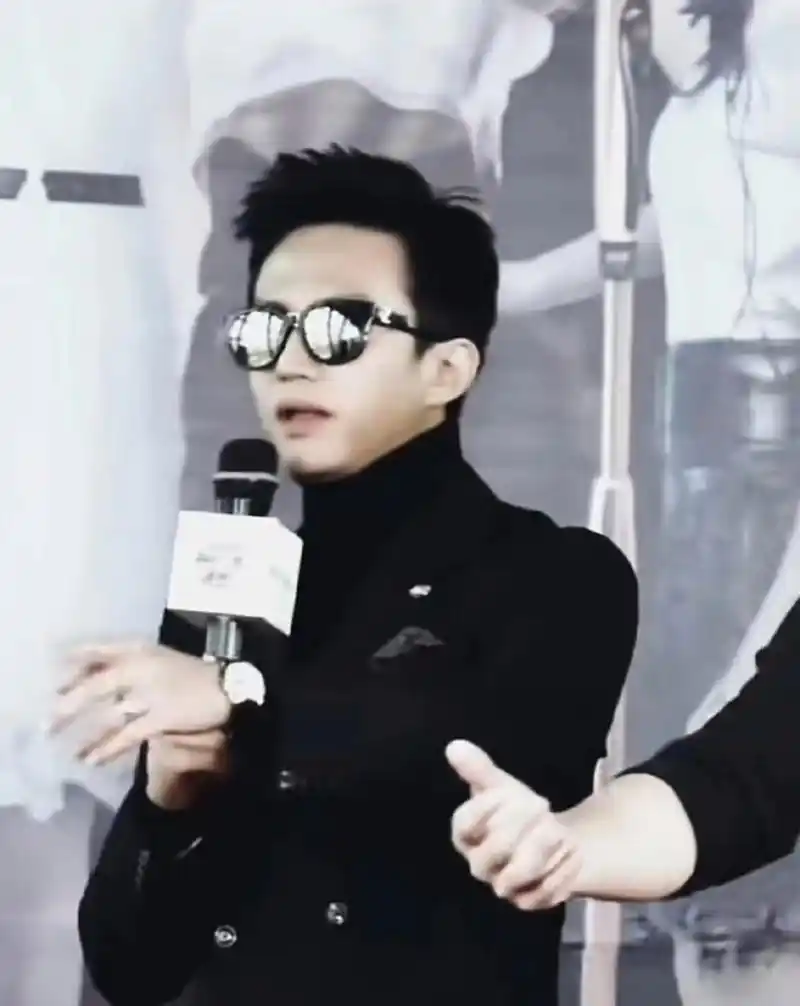 戴墨镜的邓超,这张图真的超帅.