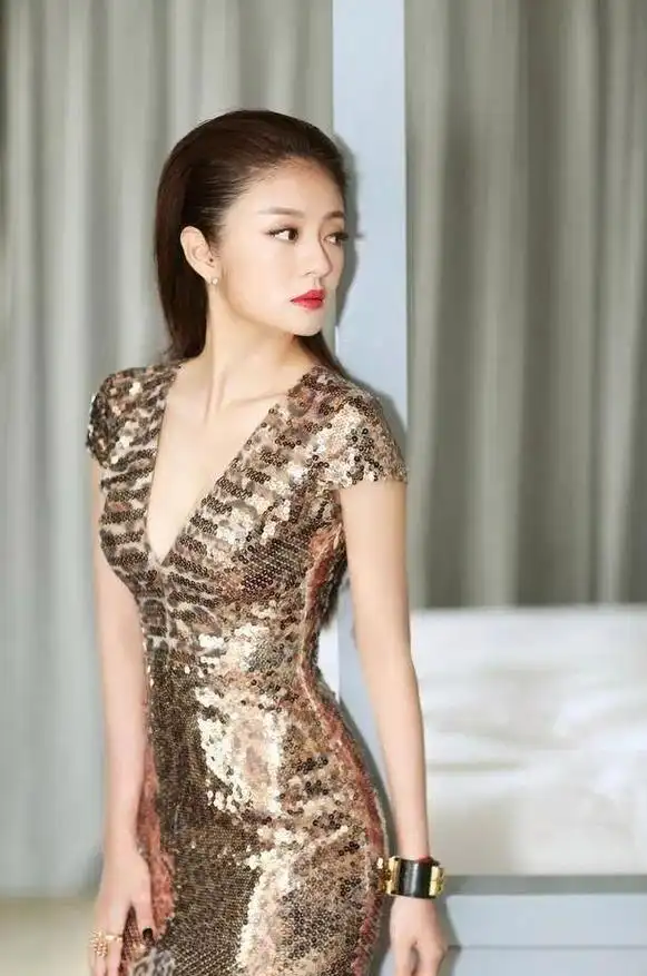 安以轩是一位备受欢迎的女歌手和演员,她的外表和气质一直备受粉丝们