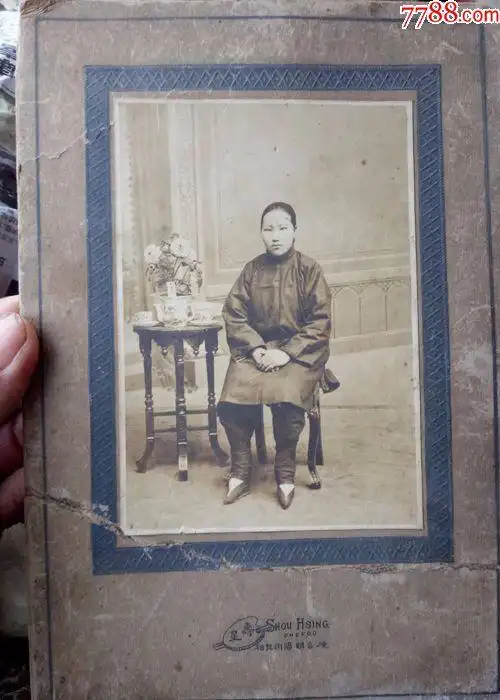 老照片《民国小脚女人》老相片