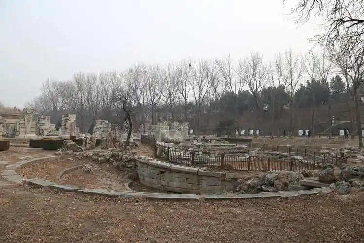 阴天下的圆明园遗址,这些历史,残桓断壁刺痛了多少人的心