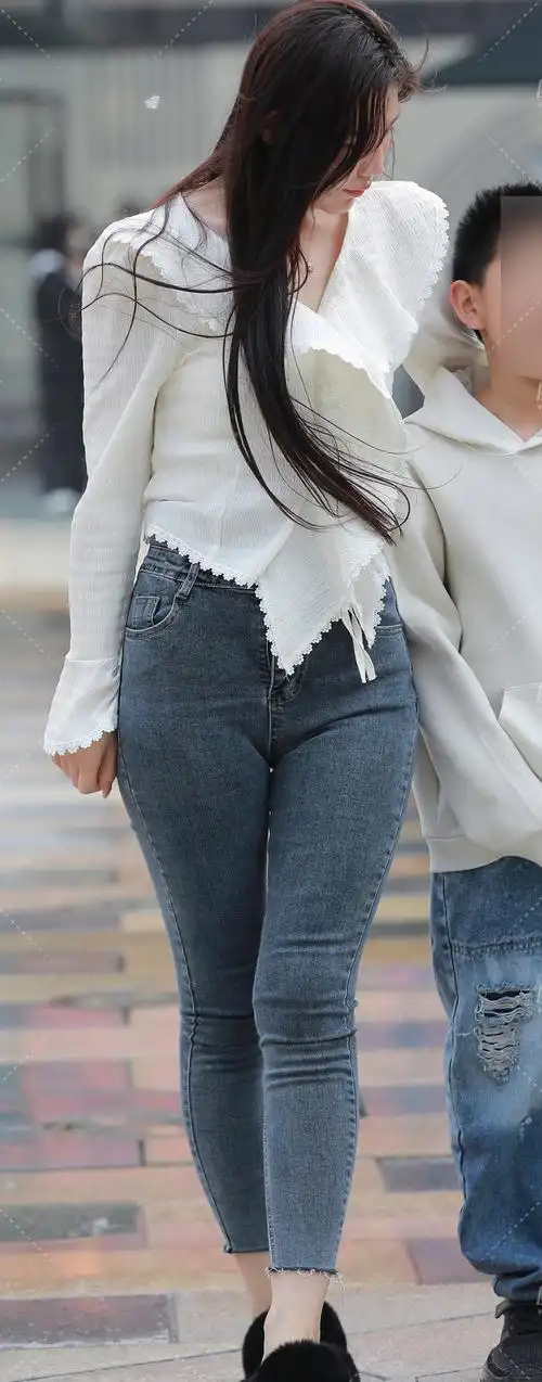 小脚牛仔裤搭配长袖衫,品味生活不俗气质!