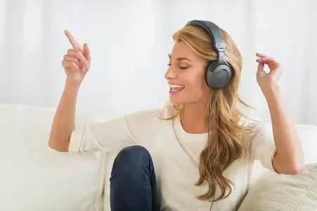 享受音乐女人通过耳机享受音乐照片