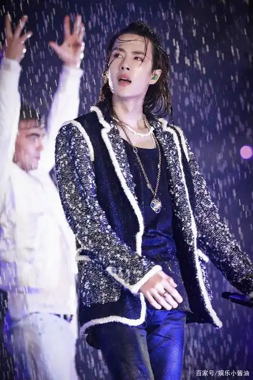 王一博"水中跳舞"美图欣赏,已经不能用"帅"字来形容了!