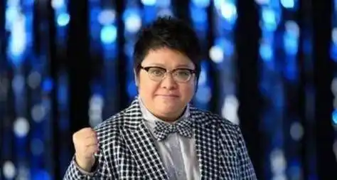 原创韩红年轻时也有高光时刻晒出曾经合影颜值胜过旁边两位美女