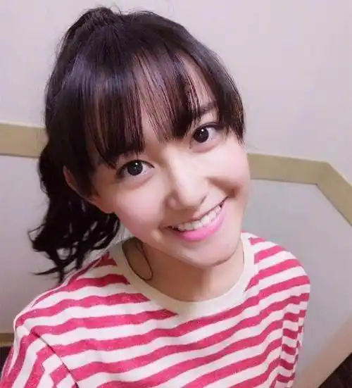 张雪迎和蒋依依,打扮风格有点不同,谁比较美?_穿着_衬衫_女生