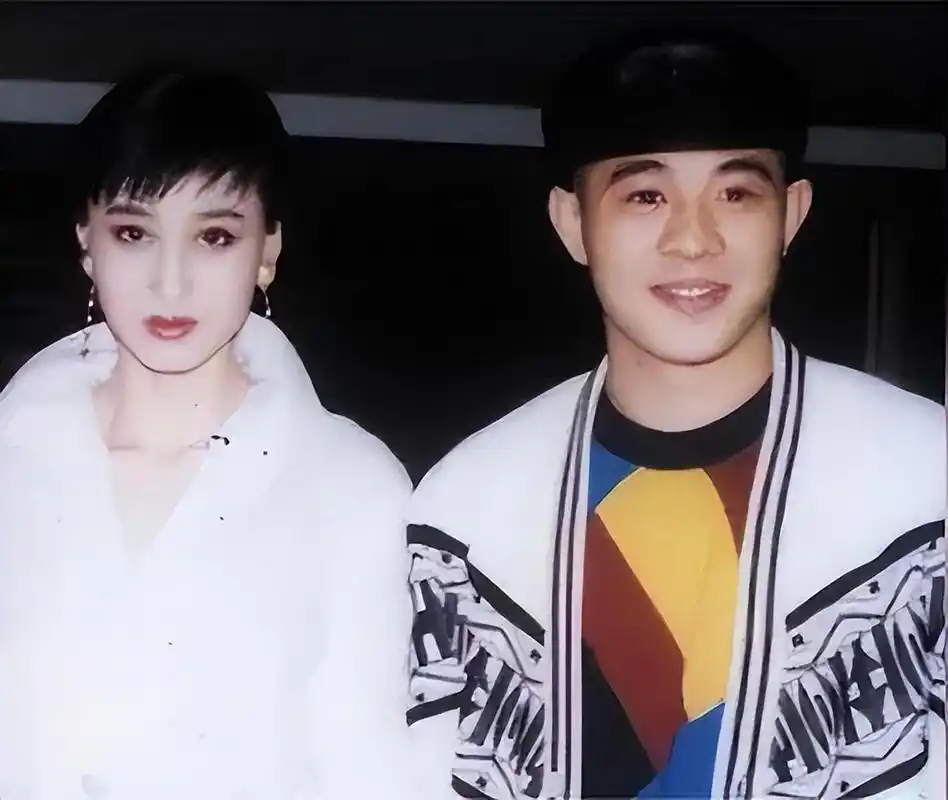 "这组照片一出,我的思绪被带到了黄秋燕和利智的对比上.