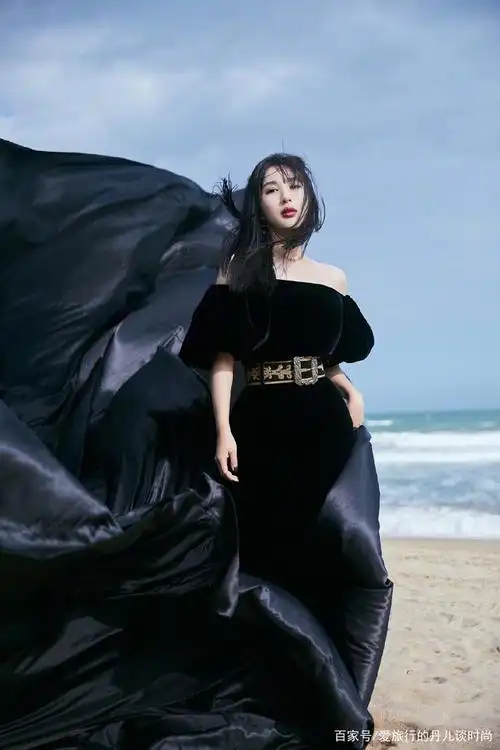 李菲儿一袭黑色礼服裙,性感又显气质