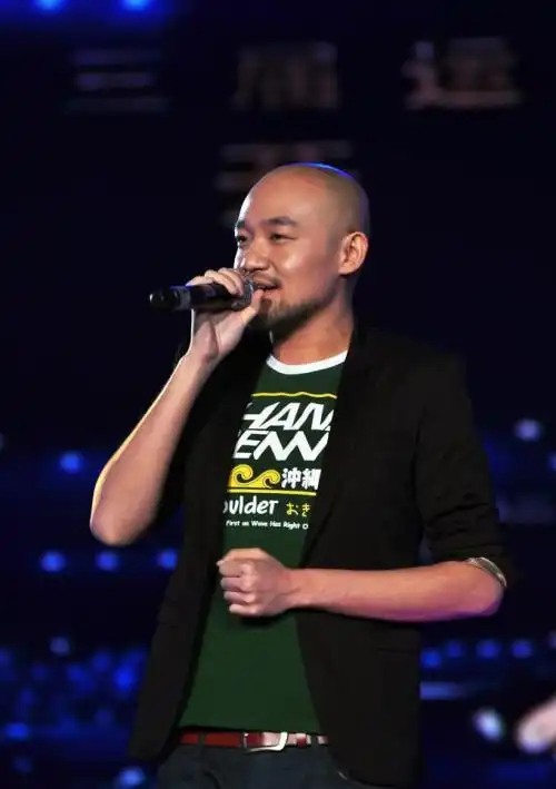 李代沫吸毒被抓 被押上车时脸上有泪痕