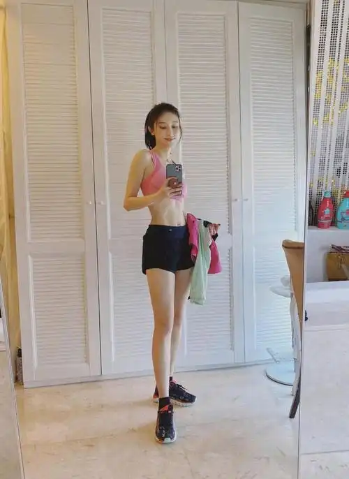 太深女星张俪洋气秀火辣身材10颗钻石把肚脐环瞎了