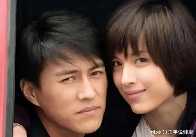 她命真好二婚嫁靳东为妻生下一双帅气儿子一家四口幸福美满