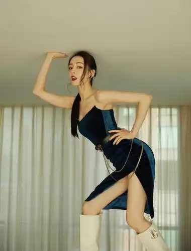 穿抹胸裙的迪丽热巴真美,配长筒靴秀大长腿,气质高级又优雅