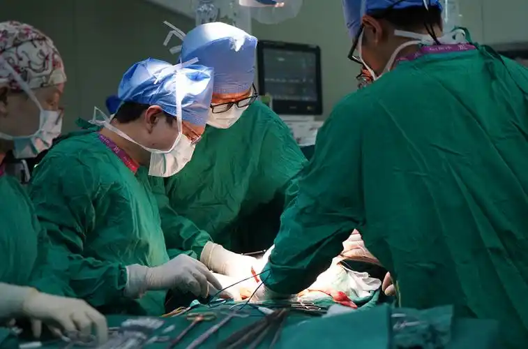 一台手术,三位主刀,八个小时,华西又完成一个"全国首例"|腹膜_新浪财