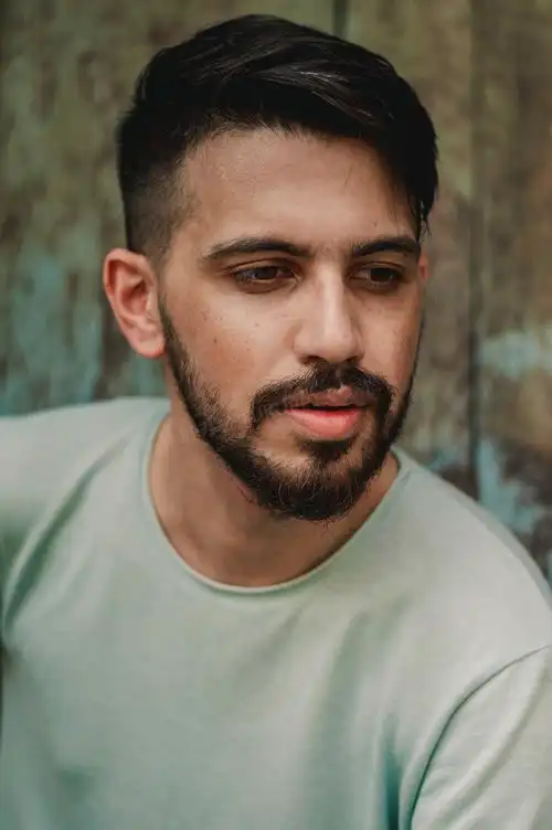 留胡子的男生图片