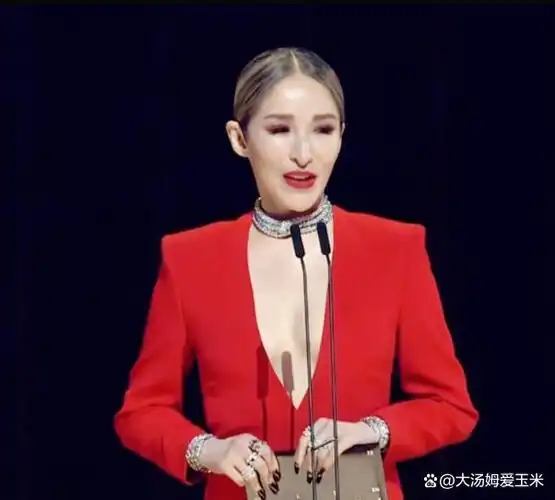 萧亚轩最新造型曝光,惊艳厚唇,3d下巴引发热议!