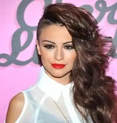 剃鬓角在男生发型中十分成常见,而对于女生来说,则是一款富有挑战性的