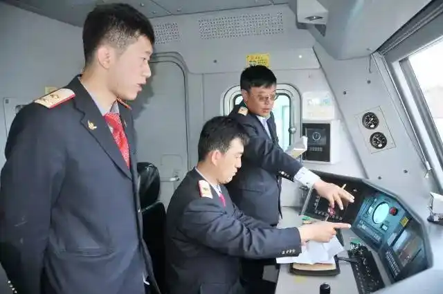 唐 · 毛文锡七夕年年信不违,银河清浅白云微,蟾光鹊影伯劳飞.