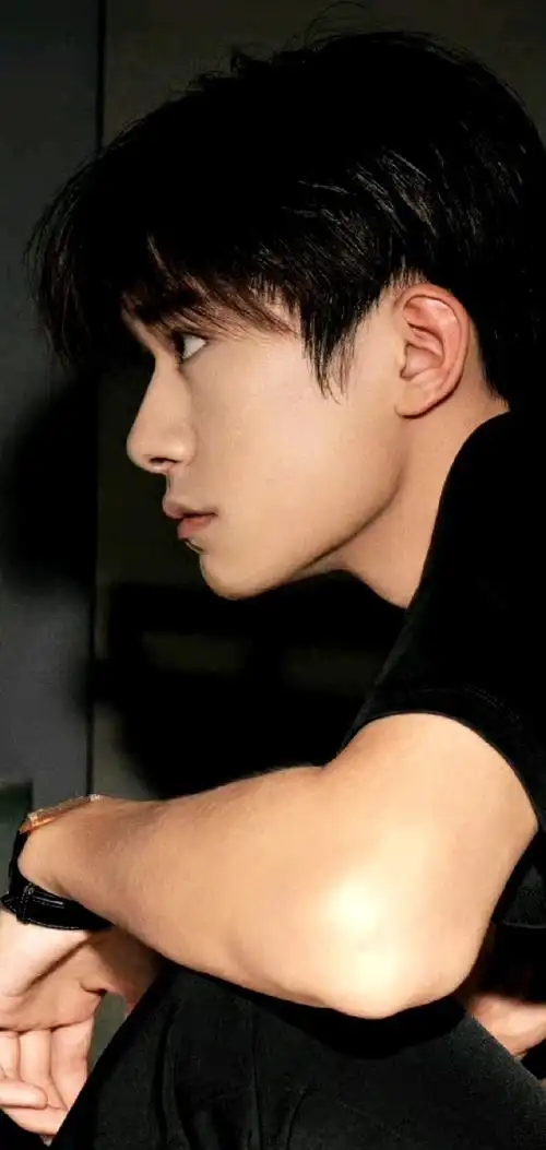 易烊千玺侧颜氛围