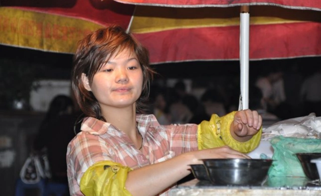 为了不受气,农村姑娘摆摊卖这些,每碗10元,收入比工厂高两倍