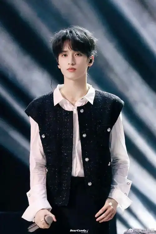 向全世界安利我家爱豆##严浩翔 十九弥新淬火逐歌##时代少年团成员晒