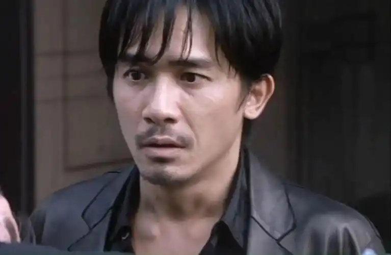 《无间道》幕后故事:梁朝伟贡献封神演技,电梯领盒饭这一幕成所有人意