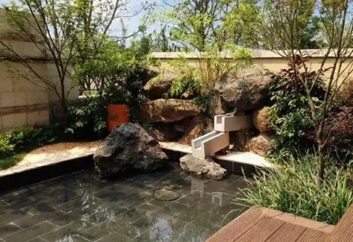 新中式风格的庭院设计,在两处休闲区域中间劈出一方水池,长方形的西式