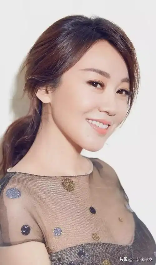 闫妮素颜风情佟掌柜风情犹在