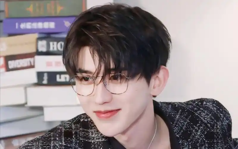 原来蔡徐坤戴眼镜是这样的!