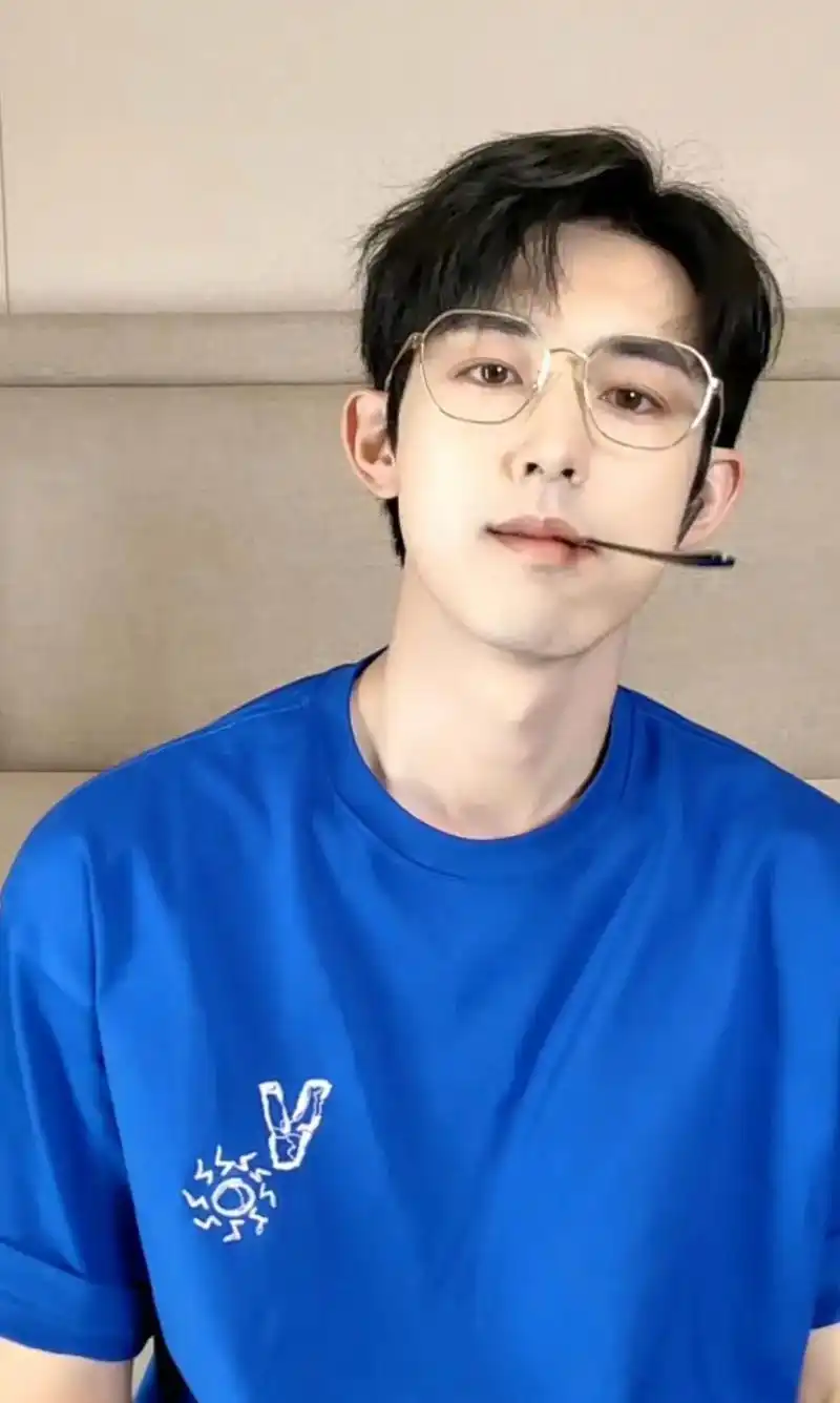 18岁男高 在线耍帅.郭俊辰今日直播,公屏让他把眼镜焊在脸上 - 抖音