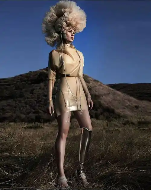 这些女神不一般逐渐赛博朋克化的义肢模特