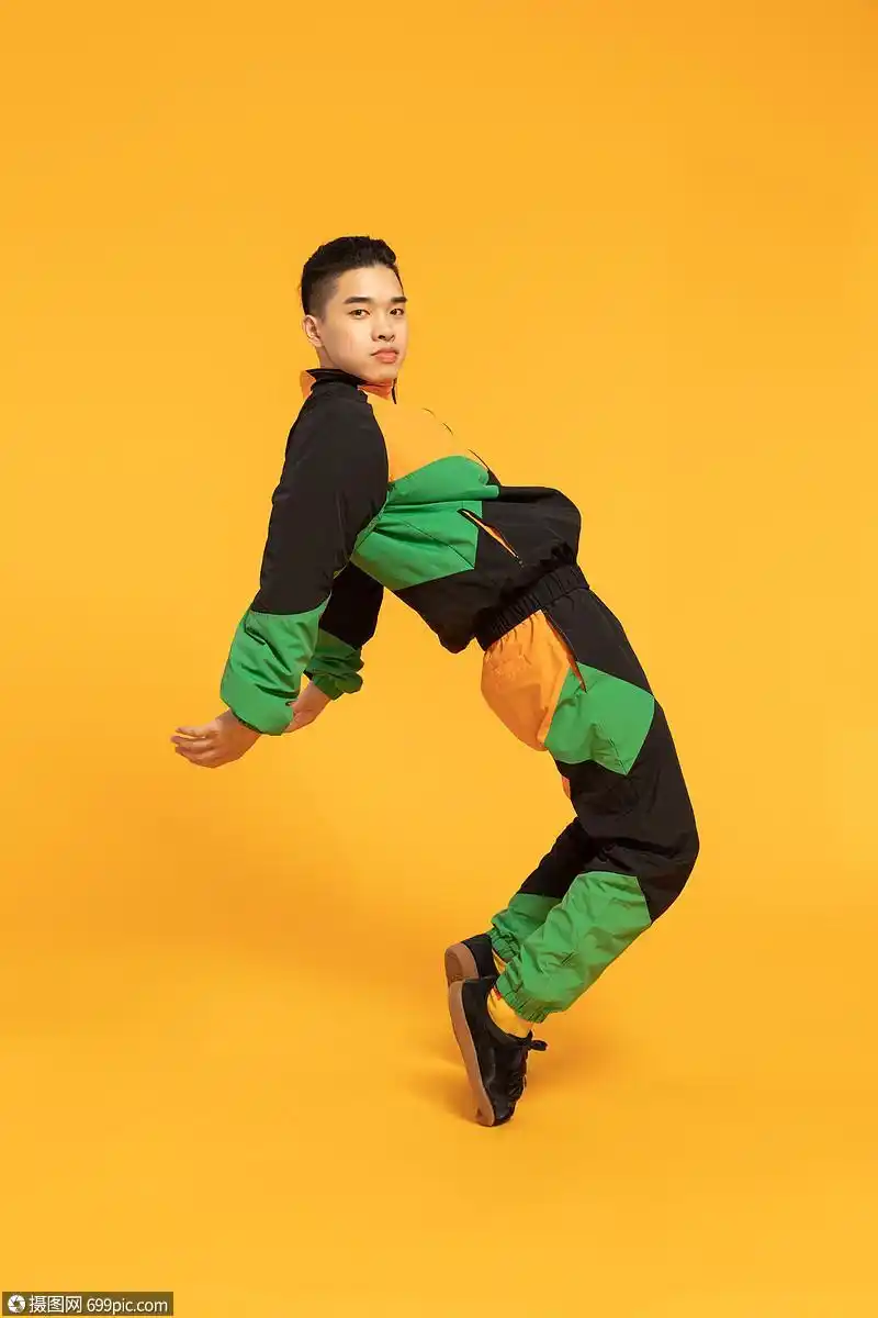 年轻街舞男生动作激情