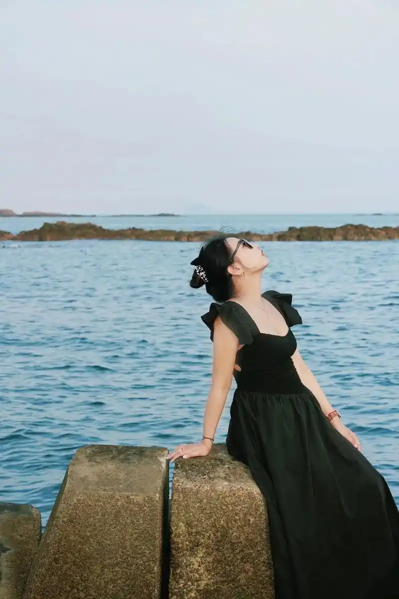 和喜欢的人一起看海是一件很幸运的事吧.两个人在青 - 抖音