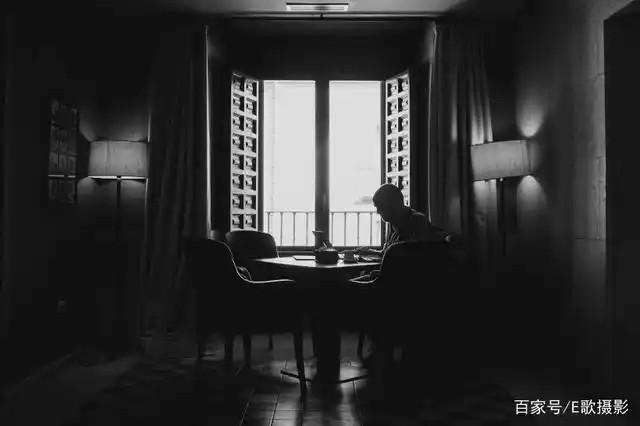 《坐在窗边的人》母大虫-协助拍摄