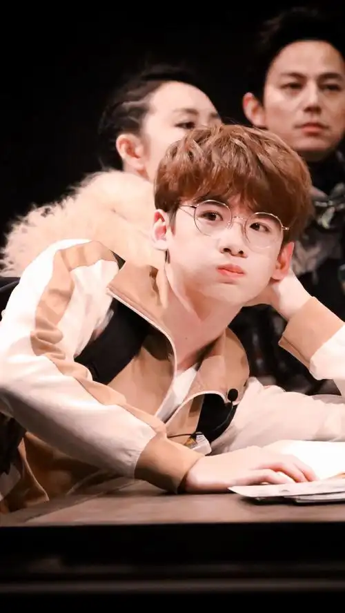 白敬亭 cr图片logo