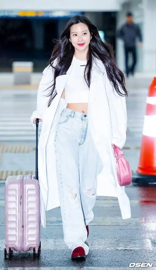 文佳煐机场新闻图##文佳煐白风衣造型