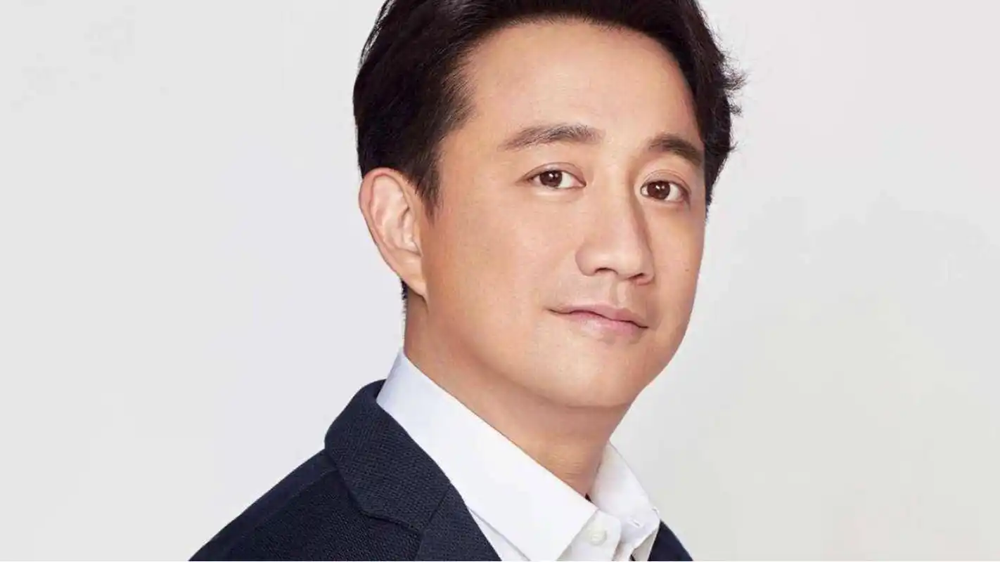 黄磊,中国著名演员,歌手和导演,他在中国娱乐圈有着广泛的知名度和