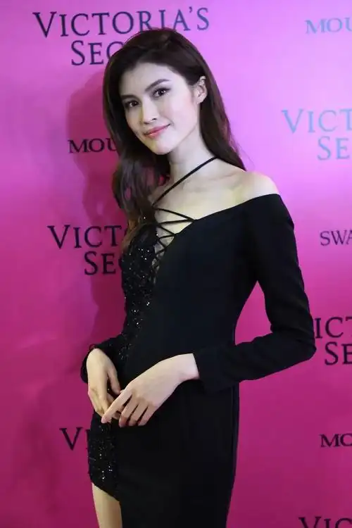 何穗重归highfashion登上巴黎高定时装周