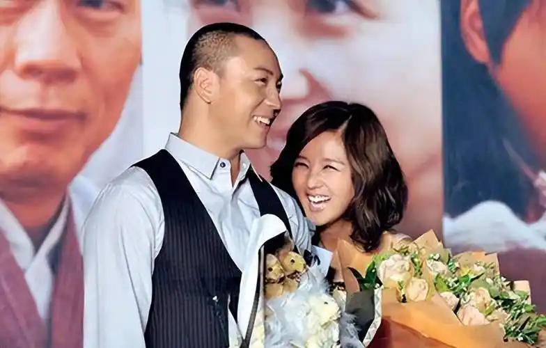 释小龙何洁分手11年后,一个身家过亿,一个捉襟见肘_事业_人生_音乐