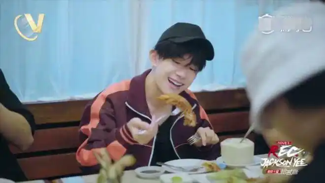 易烊千玺吃饭时拿叉子的手引人关注粉丝只有小朋友才这样吃饭