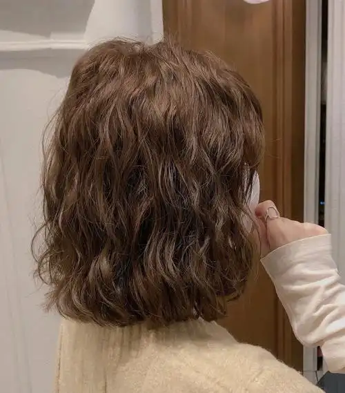 圆脸方脸显脸大小烫发