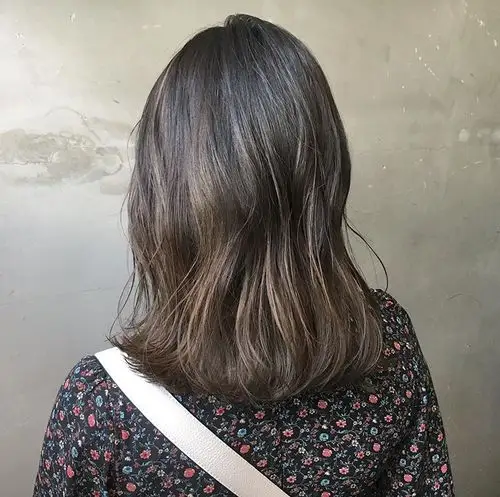 非常显慵懒气质的一款中长发发尾烫卷发造型,即使是简单的黑色发色也