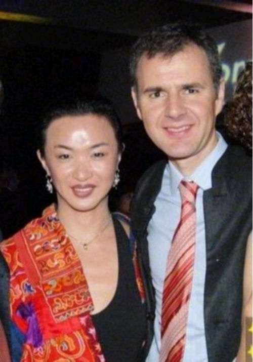 金星情人节晒与丈夫汉斯合影,已在国外定居,两人结婚多年无绯闻