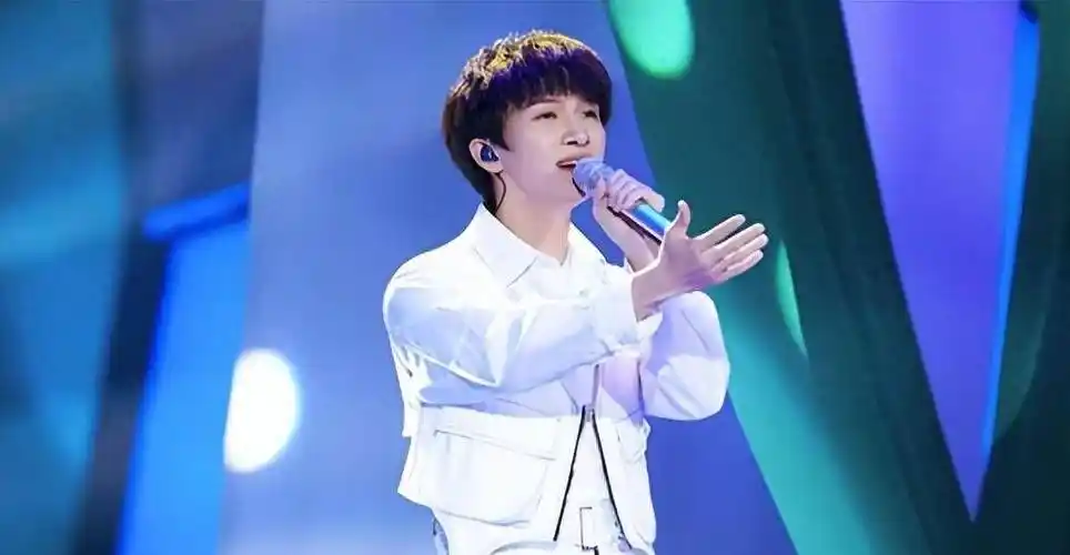 要知道在8年前,周深参加《中国好声音》的时候,因为没长出一张"冠军脸