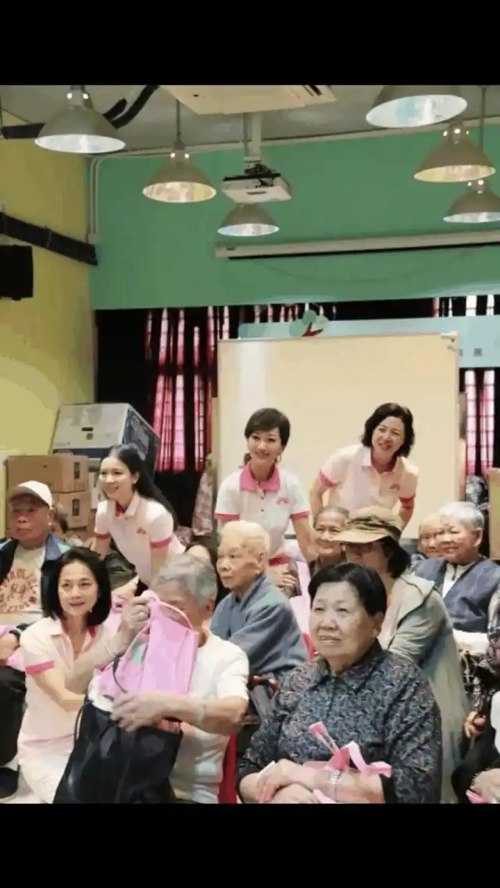 gif创作人# 赵雅芝早前在香港养老院做公益,穿白色polo衫配同色紧身