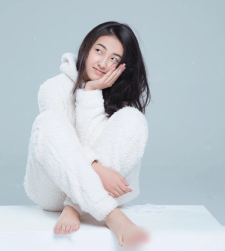 张子枫"光脚"拍照,清新感十足太圈粉,网友:这脚趾我不配拥有