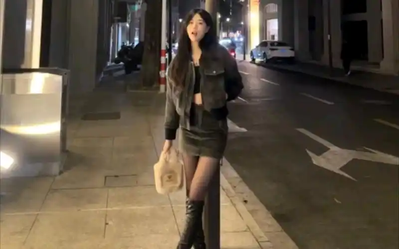 高个子妹妹展示过膝长靴的各类穿搭,腿长就是好看