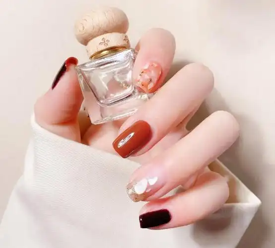 2021最新款棕色撞色显白美甲