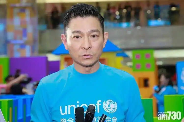 57岁刘德华现身活动瘦了不少但依然那么帅气