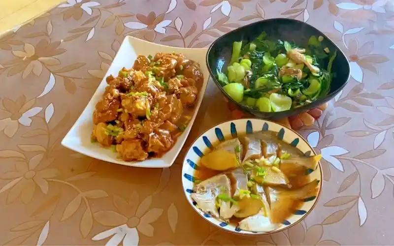 普通家庭的午餐,简单3个菜,有鱼有肉有素菜,营养均衡,还美味