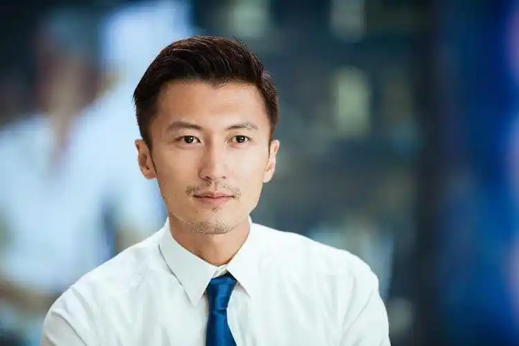 谢霆锋在小吃店买食物,打扮低调很随和,这个细节暴露真实素质