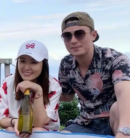 霍建华夫妇与朋友合影,一个穿短裤保青春,一个穿紧身裤超级显胖